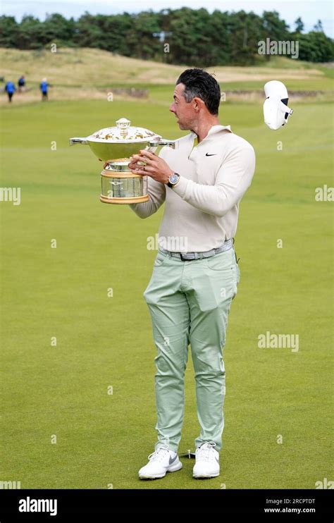 Rory McIlroy isn’t exactly sure how he got shirtless。